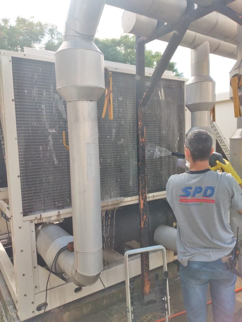 Técnico da SPD realizando manutenção preventiva