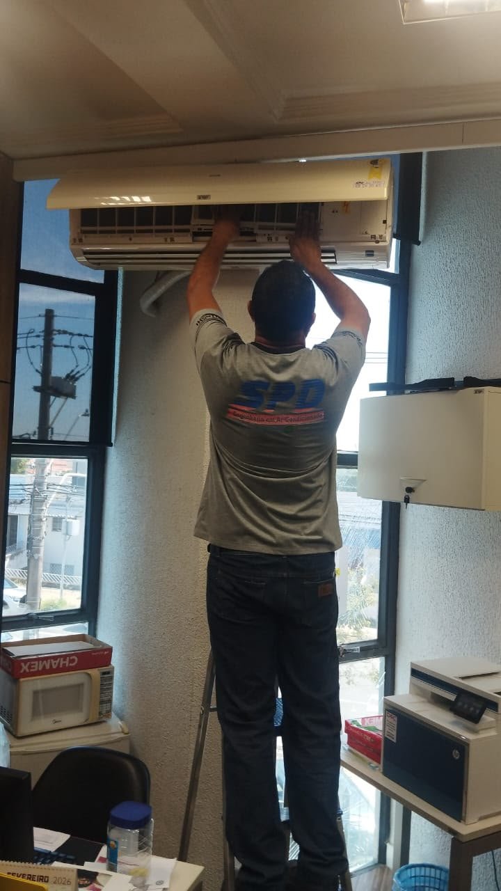 Equipe da Speedy trabalhando em sistema de climatização