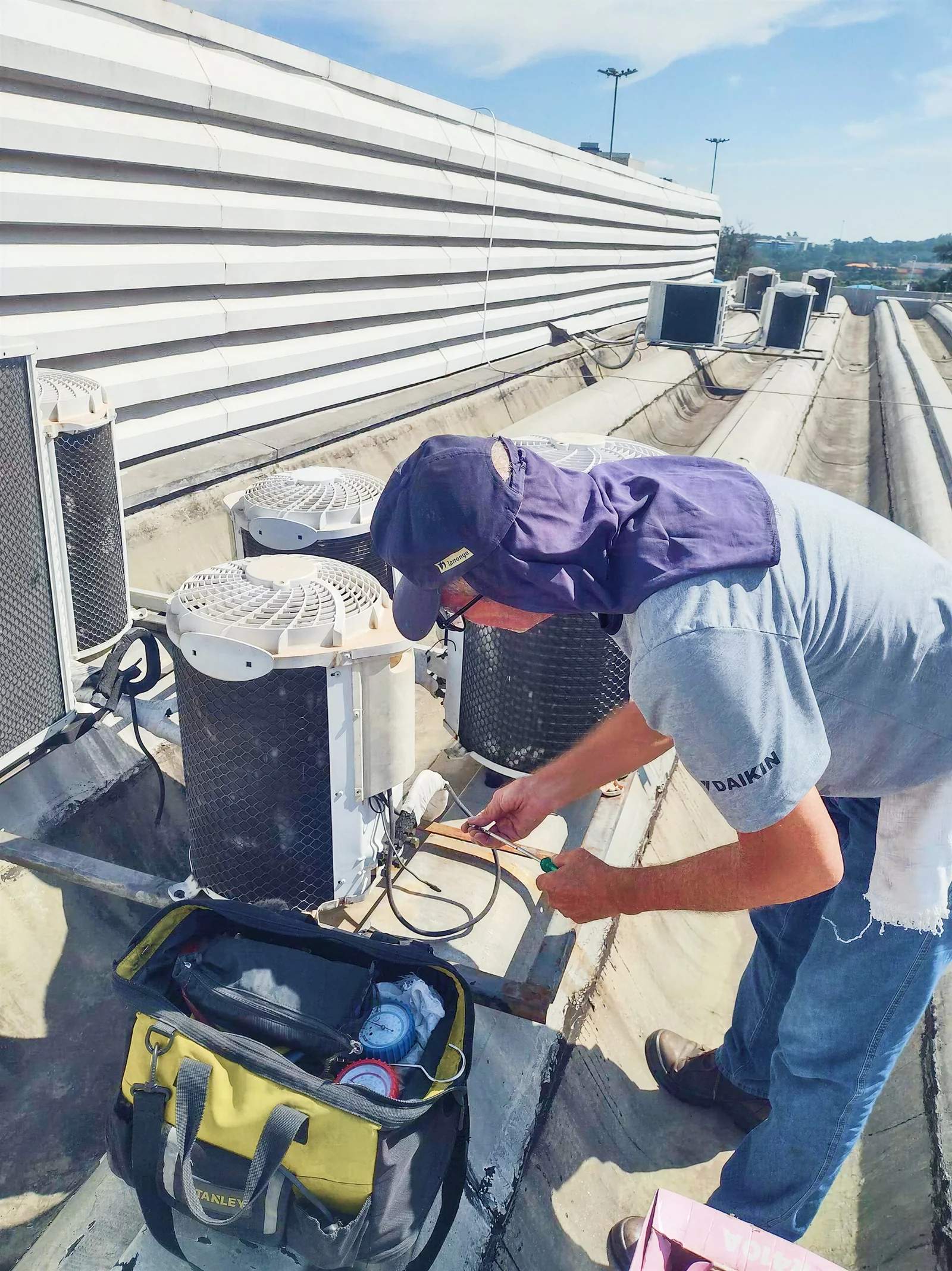 Técnico da Speedy realizando manutenção em condensadoras na cobertura