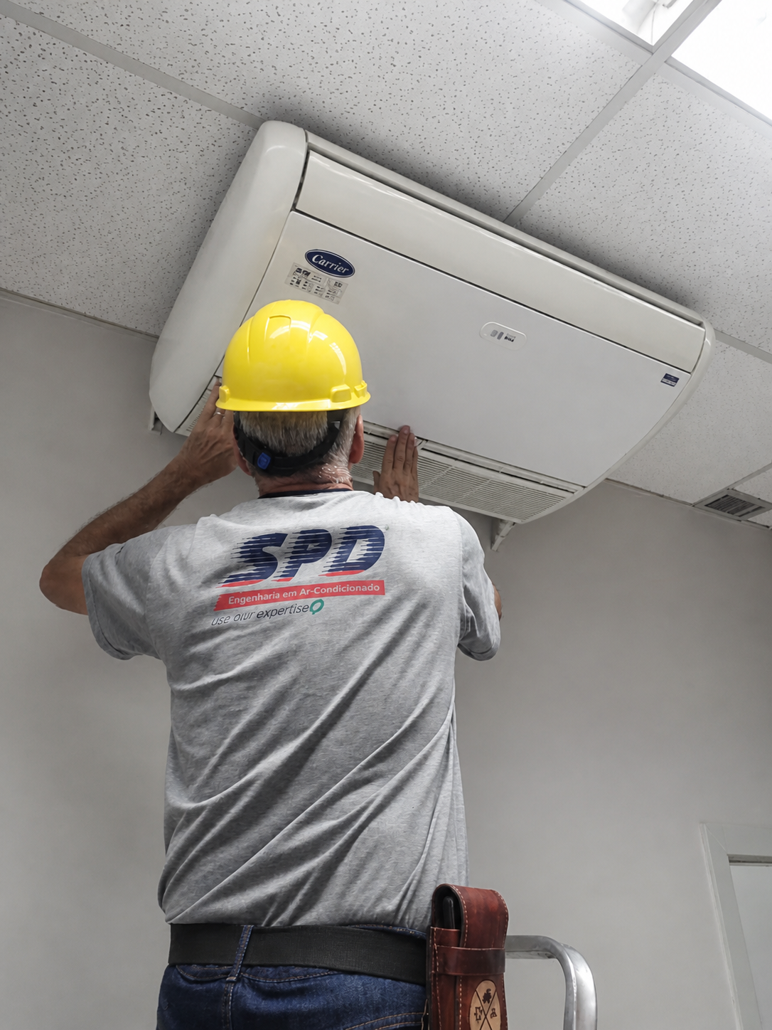 Técnico da Speedy realizando manutenção em ar-condicionado